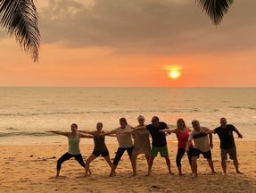 Yoga Gruppe am Strand in Indien