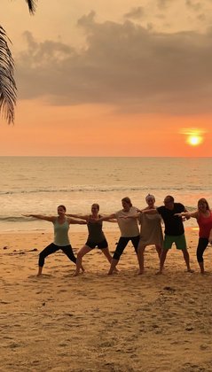 Yoga Gruppe am Strand in Indien