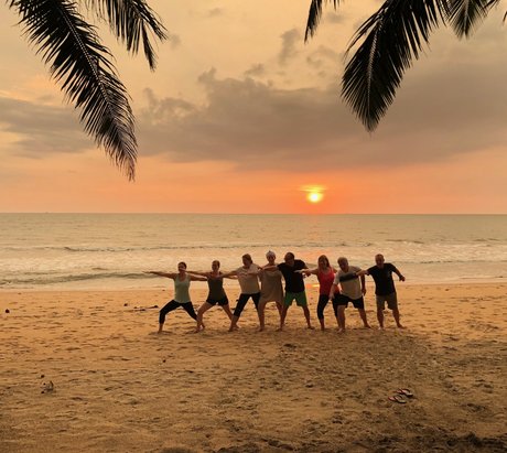 Yoga Gruppe am Strand in Indien