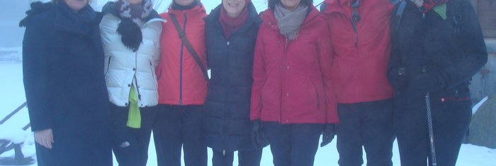 Die Yogagruppe im Schnee