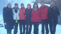 yoga-reisen-oesterreich-tirol-selfness-genuss-hotel-ritzlerhof-gruppe-schnee Die Yogagruppe im Schnee