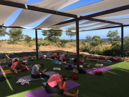 Mit morgendlicher Yoga-Einheit starten Sie im Suites Alba Resort frisch in den Tag