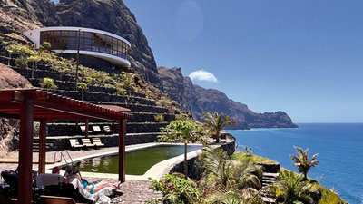 Entspannen Sie am Pool mit wellenrauschen im Hintergrund