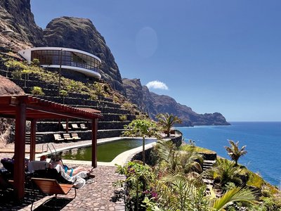 Entspannen Sie am Pool mit wellenrauschen im Hintergrund