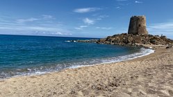 yoga-urlaub-italien-sardinien-hotel-galanias-strand Der Strand vor dem Hotel Galanias lädt zu ausgiebige Spaziergängen ein