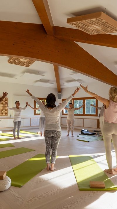 Genießen Sie die ganzheitlichen Yoagstunden Genießen Sie die ganzheitlichen Yoagstunden