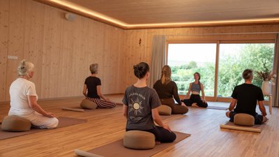 Im gemütlichen Yogaraum neue Kraft und Ruhe finden