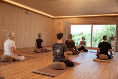 Im gemütlichen Yogaraum neue Kraft und Ruhe finden