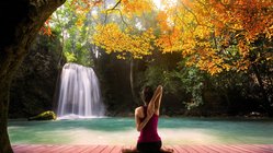 yoga-reisen-urlaub-meditation-herbst-gomukhasana-kuh-gesicht-asana-haltung Bei einer NEUE WEGE-Reise Yoga an unvergesslichen Orten üben
