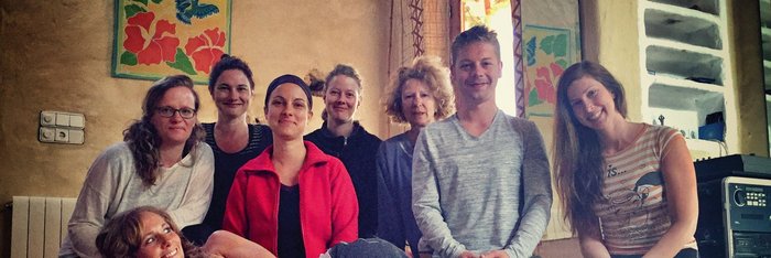 Die Gruppe genießt eine Woche Yoga auf Ibiza
