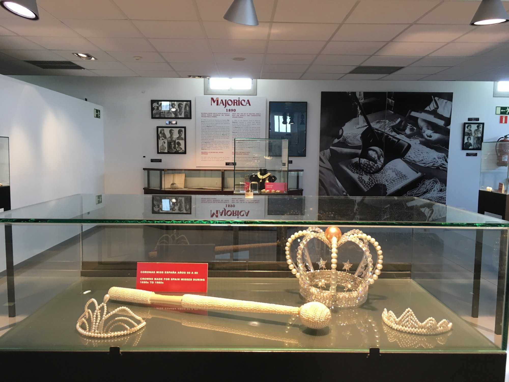 yoga-reisen-spanien-mallorca-ausflug In der Halle von Majorica gibt es im Obergeschoss ein kleines Museum
