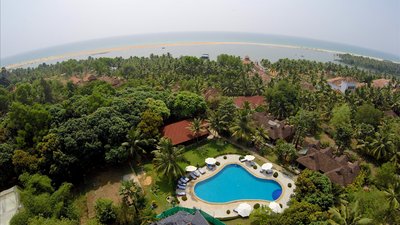 Das Poovar Island Resort in Kerala ist Umgeben von Palmen und liegt zwischen Ozean und Backwaters