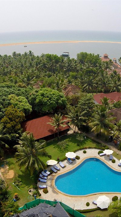 Das Poovar Island Resort in Kerala ist Umgeben von Palmen und liegt zwischen Ozean und Backwaters