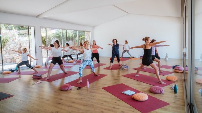 Yogastunde in der Yogahalle