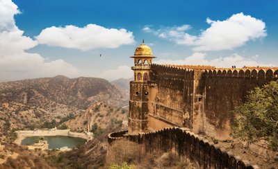 Eine gewaltige Kulisse vor den Bergen Nordindien am Jaigarh Fort mit Blick auf den Maota Lake