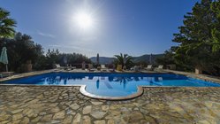 yoga-urlaub-spanien-yoga-finca-son-mola-vell-anlage-pool Relaxen Sie im Pool der Finca Son Mola Vell