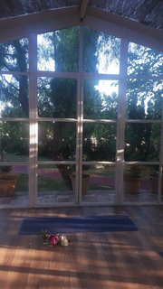 Das Sonnenlicht scheint in den Yogaraum.