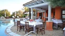 Italien Sardinien Hotel Galanìas Restaurant Speisen Sie im Hotel Galanìas auch im Freien