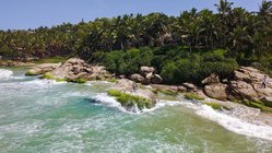 indien-kerala-somatheeram-health-kueste Hinter dem dichten Grün der Anlage verstecken sich die gemütlichen Wohnhäuser des Somatheeram Health