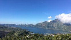 yoga-urlaub-indonesien-bali-vulkan-batur Atemberaubendem Blick auf den Vulkan Batur samt Kratersee