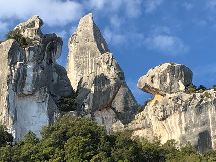 Entdecken Sie beeindruckende Felsformationen auf der Insel