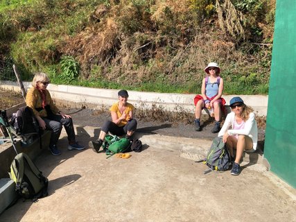 Kleine Wanderpause bei herrlichem Sonnenschein