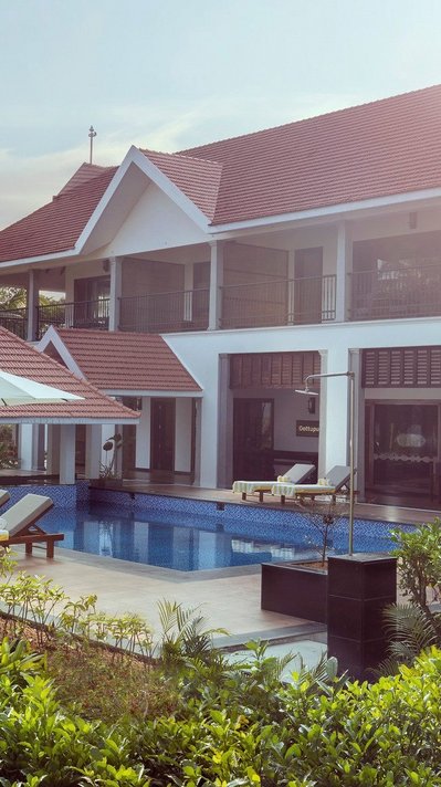 Genießen Sie ein Bad im Pool vor dem Haupthaus