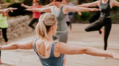 Gemeinsame Yoga-Stunden in der Gruppe