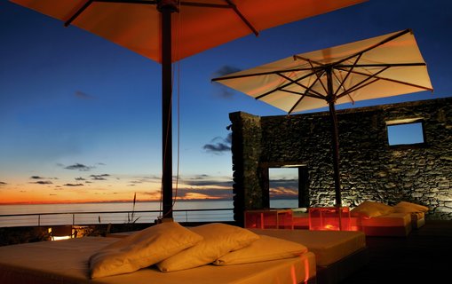 Entspannen Sie beim Sonnenuntergang auf der Terrasse im Hotel Estalagem