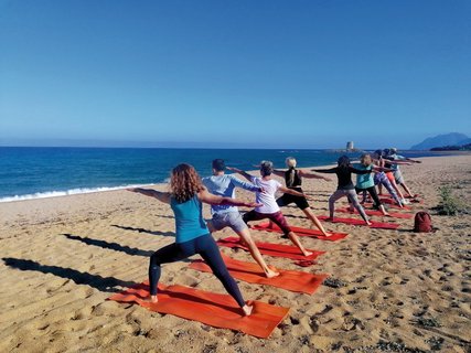Die Yoga-Stunde wurde an den Strand verlegt. Ein Muss bei diesem Wetter.