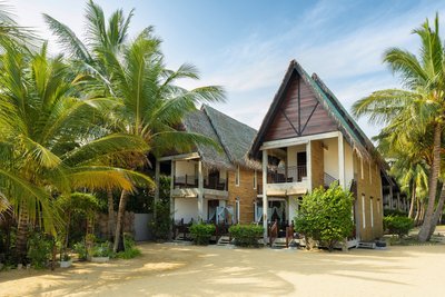 Die Zimmer mit direkter Lage am weißen Sandstrand