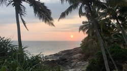 ayurveda-reisen-indien-cliff-view-ayurveda-retreat-sonnenuntergang Genießen Sie den Sonnenuntergang in atemberaubender Kulisse