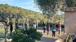 yoga-urlaub-spanien-mallorca-finca-son-mola-vell-plattform Auf der Yogaplattform übt es sich noch besser