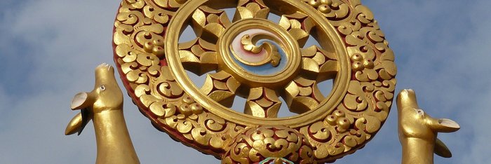 Das Rad des Lebens finden Sie an vielen Eingängen von Klöstern in Bhutan