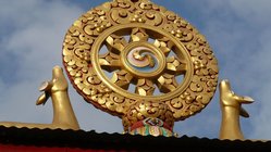 Bhutan Reisen Sehenswürdigkeiten Rad des Lebens Das Rad des Lebens finden Sie an vielen Eingängen von Klöstern in Bhutan