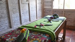 ayurveda-kuren-sri-lanka-ayurvie-weligama-resort-ayurveda-behandlungsraum-massage-liege In den strahlenden Behandlungsräumen des Ayurvie genießen Sie wohltuende Anwendungen