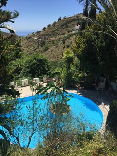 Der großzügige Pool lädt zum Sonnenbaden und Schwimmen ein