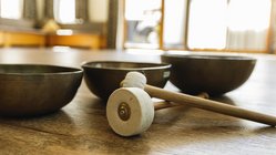 yoga-urlaub-oesterreich-hotel-vier-jahreszeiten-klangschalen Klangschalen bieten eine wunderbare Möglichkeit, sanft zu entspannen