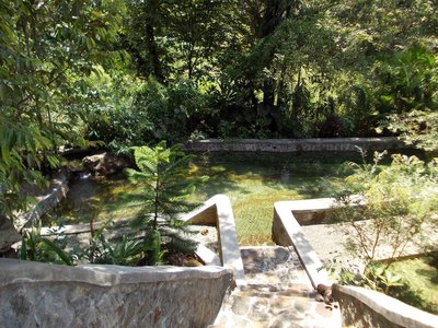 Großzügigen Naturpool, der ständig mit Frischwasser versorgt wird