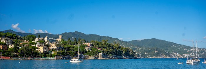 See mit Bergen in Italien