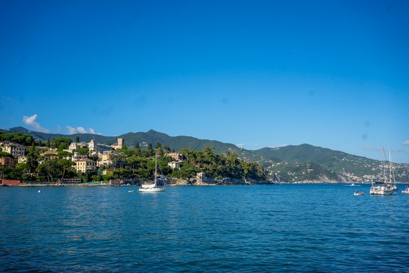 See mit Bergen in Italien