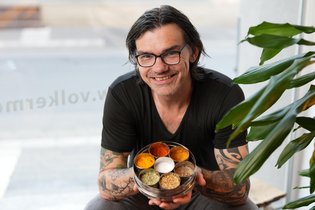 Volker Mehl hält Gewürze in der Hand