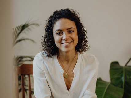 Frau sitzt auf einem Stuhl