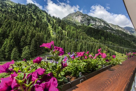 Im Hotel Vier Jahreszeiten blüht es schon überall vor Vorfreude auf die Gäste