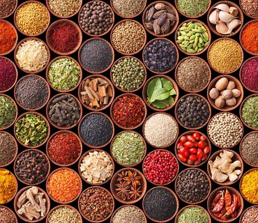 Im Ayurveda spielen Gewürze und Kräuter eine wichtige Rolle, um die Doshas durch ayurvedisches Essen und Kräuteröl Massagen in Einklang zu bringen