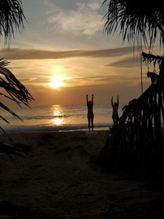 Yoga am Strand während dem Sonnenuntergang 
