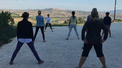 yoga-urlaub-italien-marken-villa-garulli-gruppe Beim Yoga am Morgen eine wundervolle Aussicht genießen