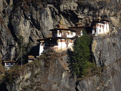 Eine stolze Atmosphäre umgibt das Tigers Nest mit mächtigen Mauern am Fels