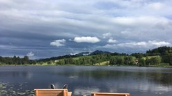 yoga-urlaub-deutschland-biohotel-seinz-see-berge Ruhig liegt der See inmitten der Berge