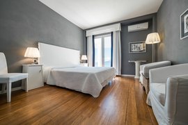 Doppelzimmer mit Ausblick auf die Caldura-Bucht